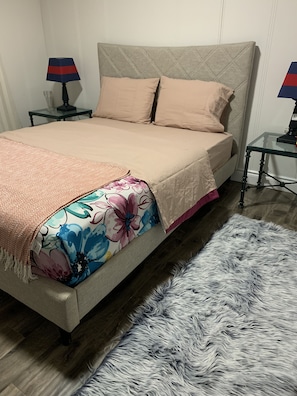 2 chambres, bureau, fer et planche à repasser, accès au Wi-Fi (inclus)
