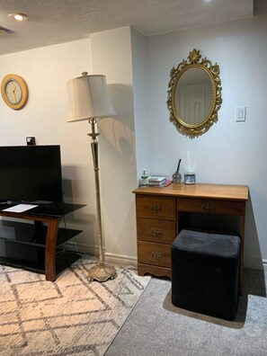 2 bedrooms, desk, iron/ironing board, free WiFi - Cozy and quite 2 bedroom basement appartment with separate entrance… (Mississauga)