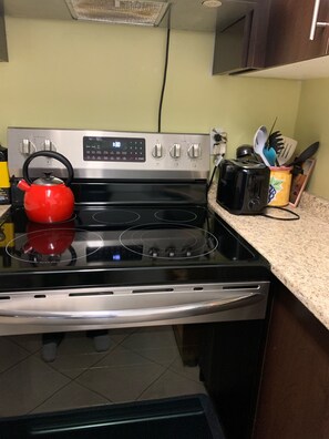 Kühlschrank, Mikrowelle, Ofen, Herdplatte