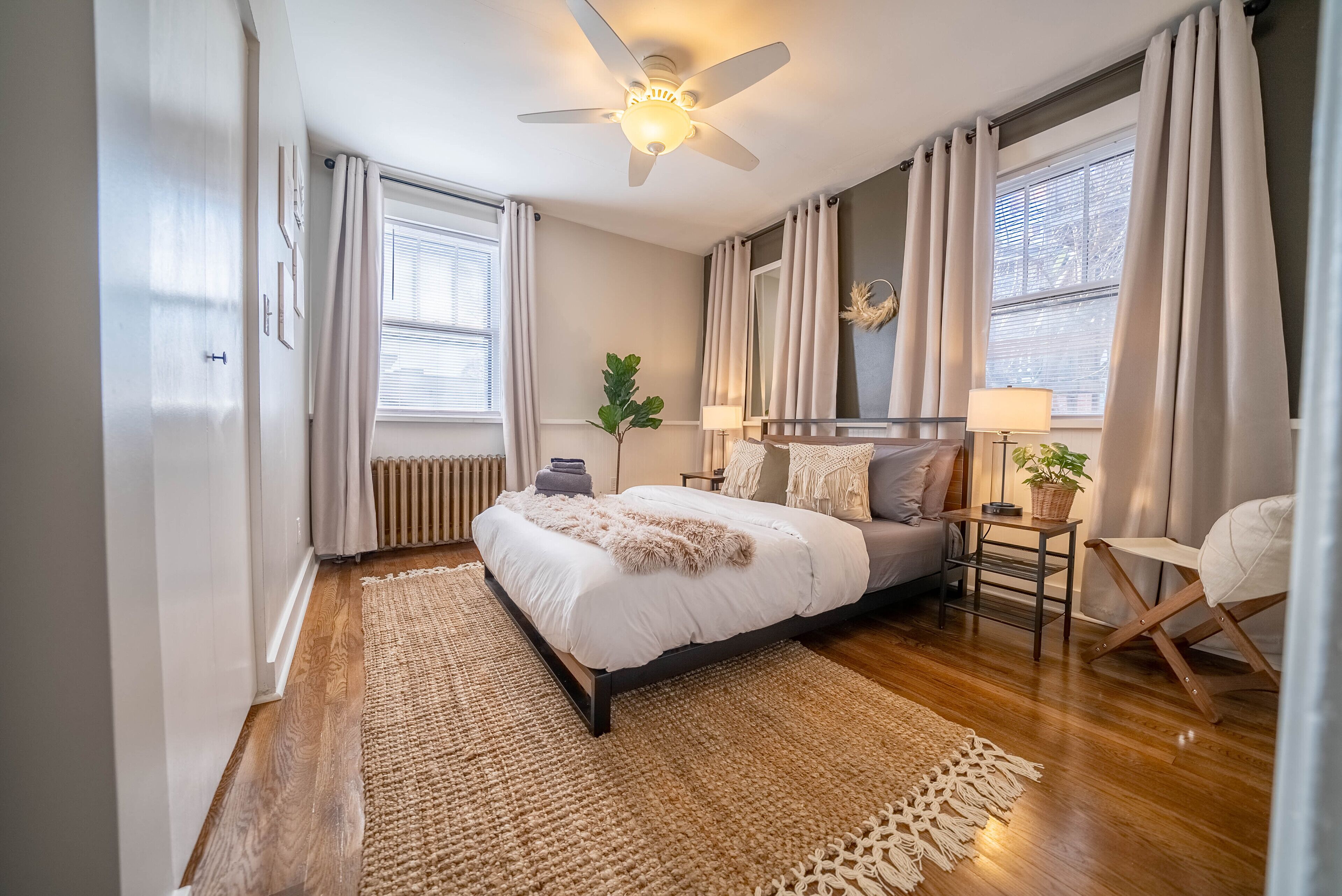 Luxurious Retreat: King Suite, Hot Tub on Patio Oasis,Garage,Netflix,Fast WiFi