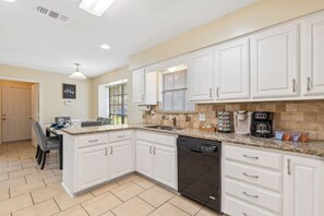 Fridge, microwave, oven, stovetop - Relaxed Stay - 5 Smart TVs - Games - Fast Wifi (Allen)