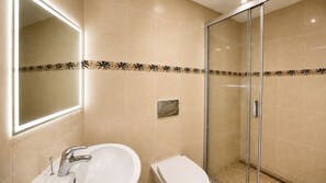 Douche, articles de toilette (gratuits), séchoir à cheveux