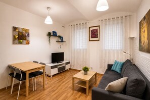 Appartement classique, 1 chambre | 1 chambre, espace de travail pour ordinateurs portables