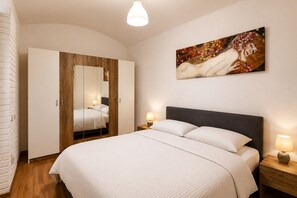 1 bedroom, laptop workspace, soundproofing, free WiFi