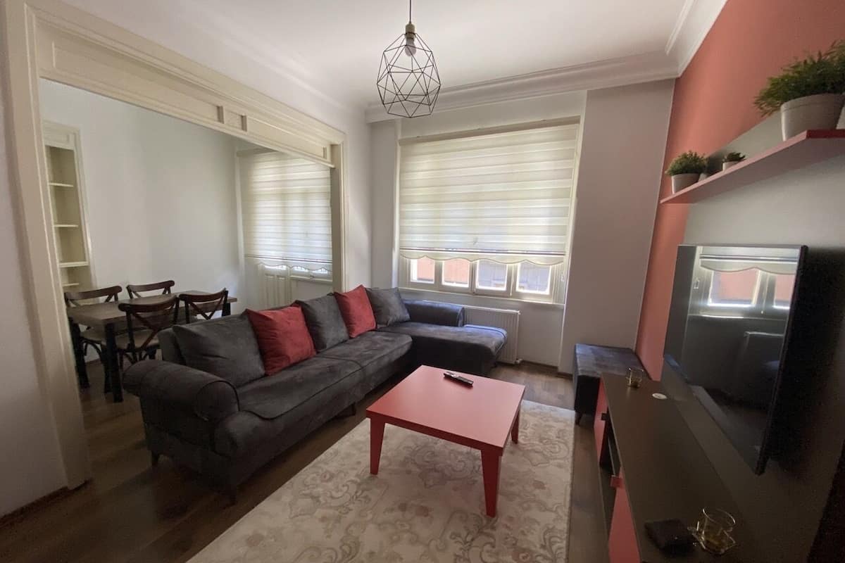 1 Schlafzimmer, hochwertige Bettwaren, Schreibtisch