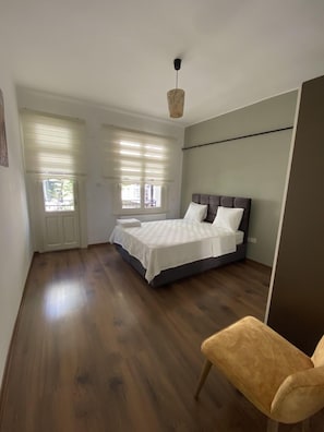 1 bedroom, premium bedding, desk, laptop workspace