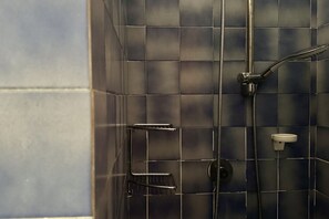 Doccia, bidet, asciugamani