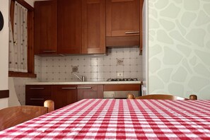 Kühlschrank, Ofen, Geschirrspüler, Esstisch