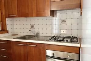 Réfrigérateur, four, lave-vaisselle, tables à manger