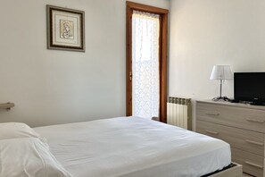2 bedrooms, bed sheets - M324 - Marcelli, delightful three-room apartment with panoramic terrace (Marcelli)