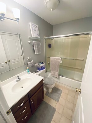 Badkar/dusch, hårtork, handdukar och tvål