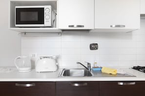 Frigorifero, microonde, forno, piano cottura