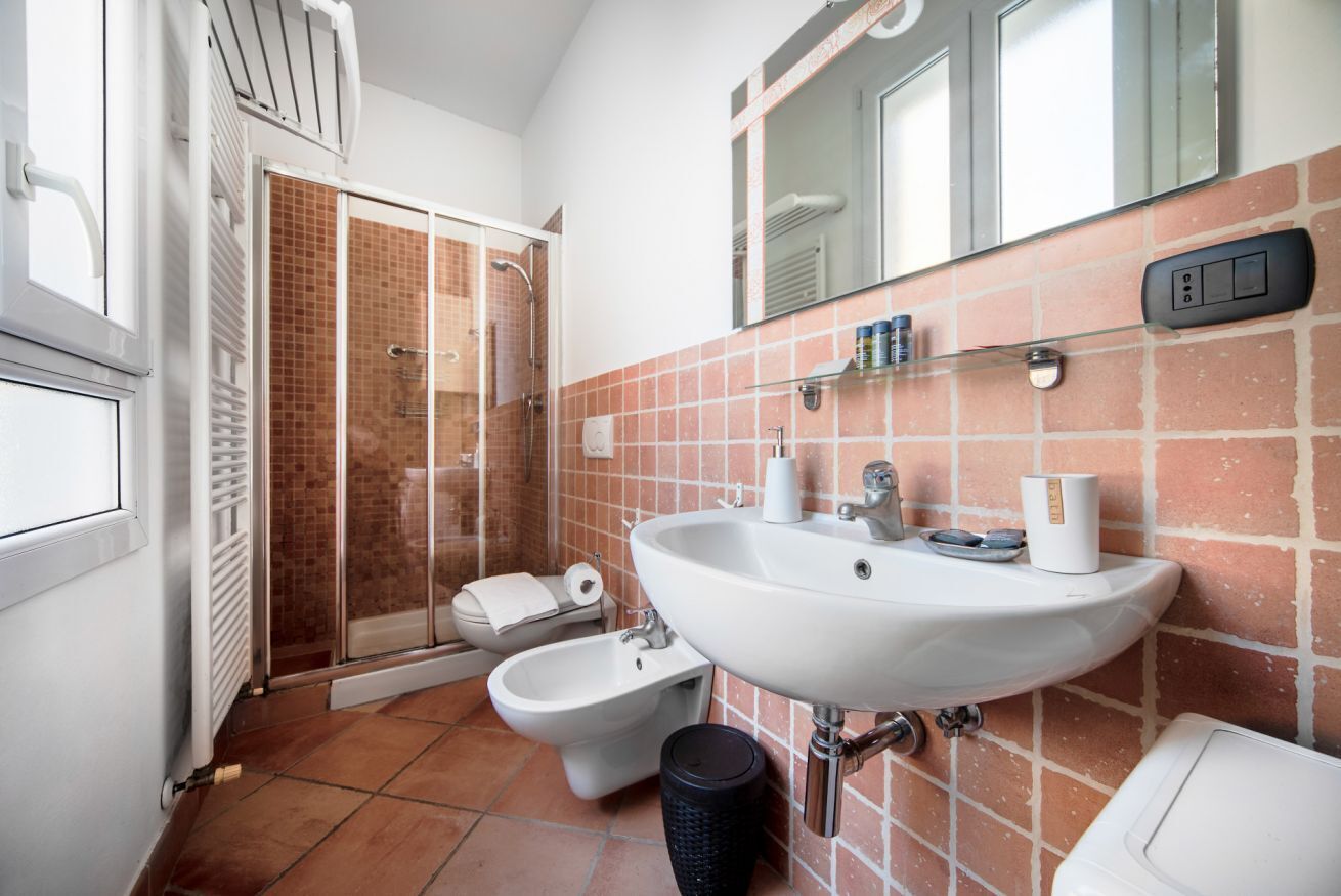Doccia, set di cortesia gratuito, asciugacapelli, bidet