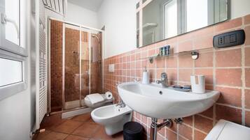 Doccia, set di cortesia gratuito, asciugacapelli, bidet