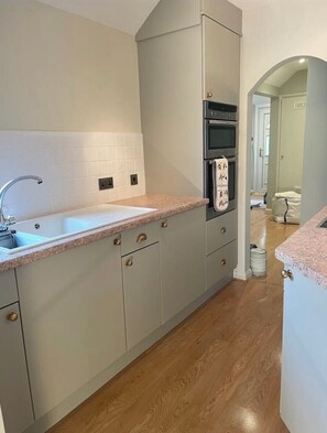 Een koelkast, een oven, een vaatwasser, een koffiezetapparaat/waterkoker