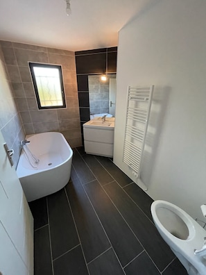 Badewanne, Handtücher, Toilettenpapier