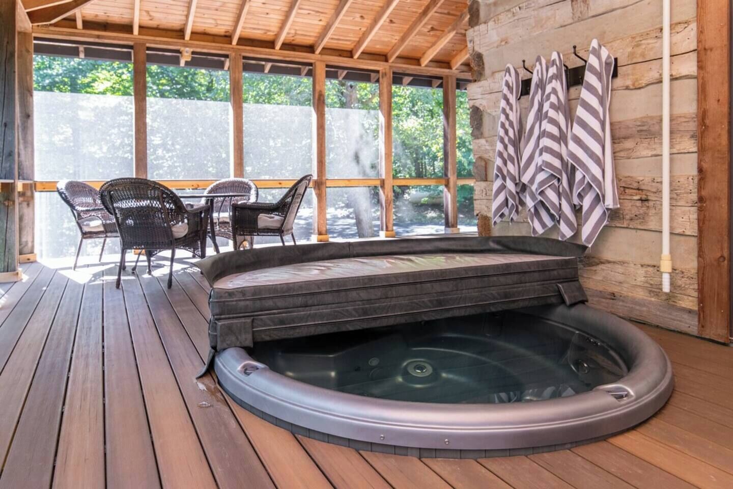 Banyera d'hidromassatge coberta