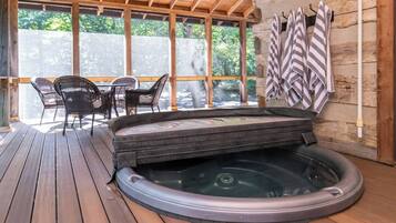 Banyera d'hidromassatge coberta