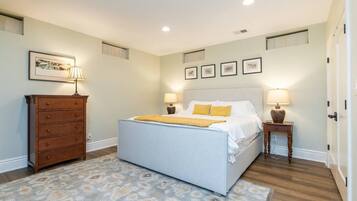 5 dormitoris, planxa i posts de planxar i un bressol de viatge