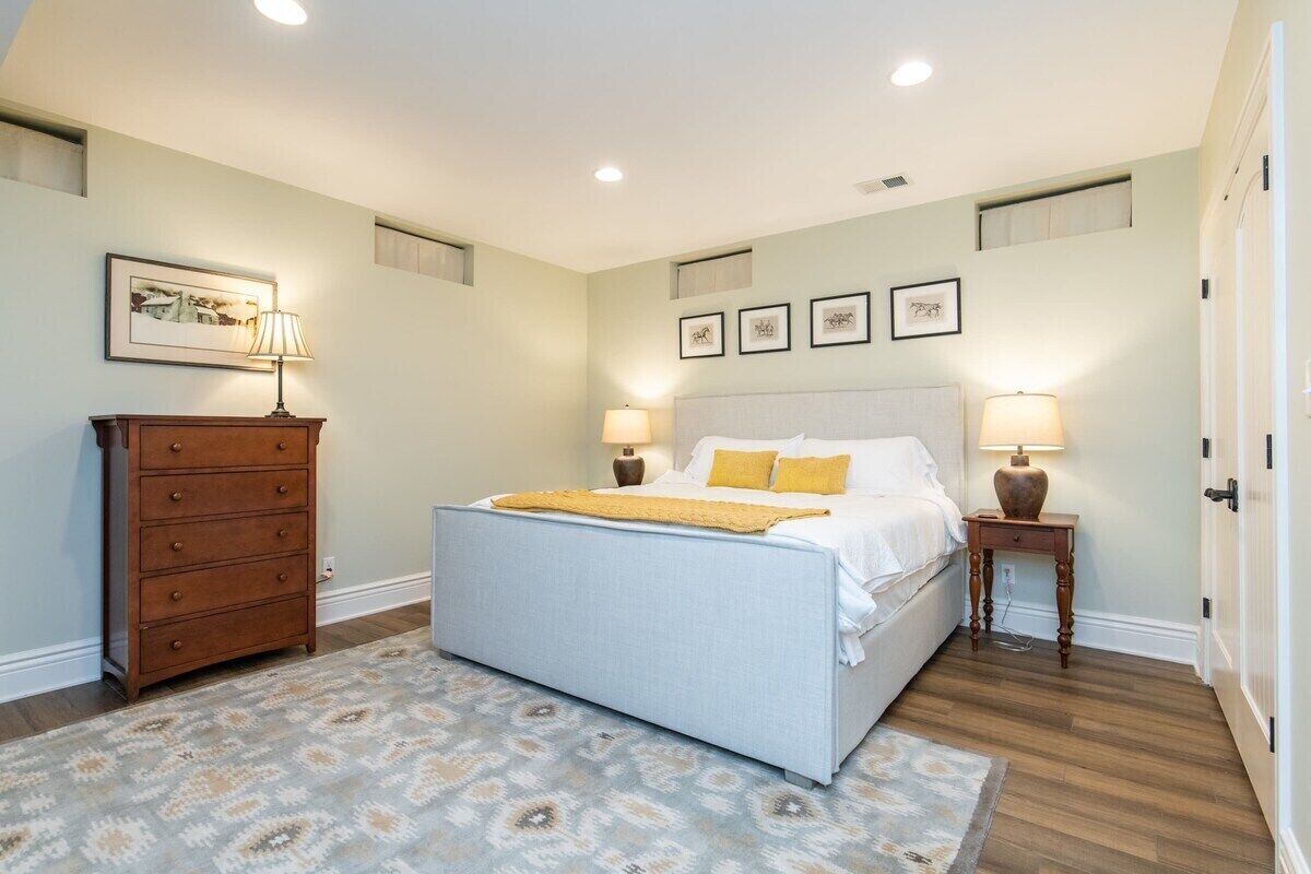 5 quartos, ferros/tábuas de passar roupa, berço de viagem