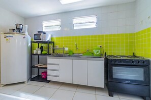 Geladeira, micro-ondas, talheres/pratos/utensílios de cozinha