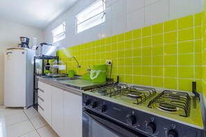 Geladeira, micro-ondas, talheres/pratos/utensílios de cozinha
