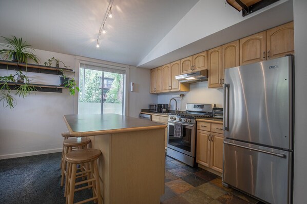 Fridge, microwave, oven, stovetop - Studio 106: Hot Tub, Patio & Parking (Telluride)