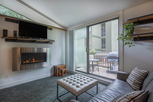 Televisión y chimenea 