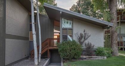 Studio 107: Steps to ALL of Telluride w/ hot tub!