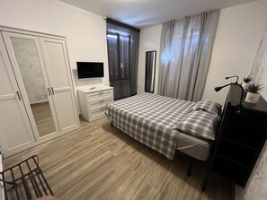 2 bedrooms, travel crib, free WiFi, bed sheets