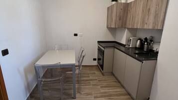Frigorifero, forno, piano cottura, macchina per tè/caffè