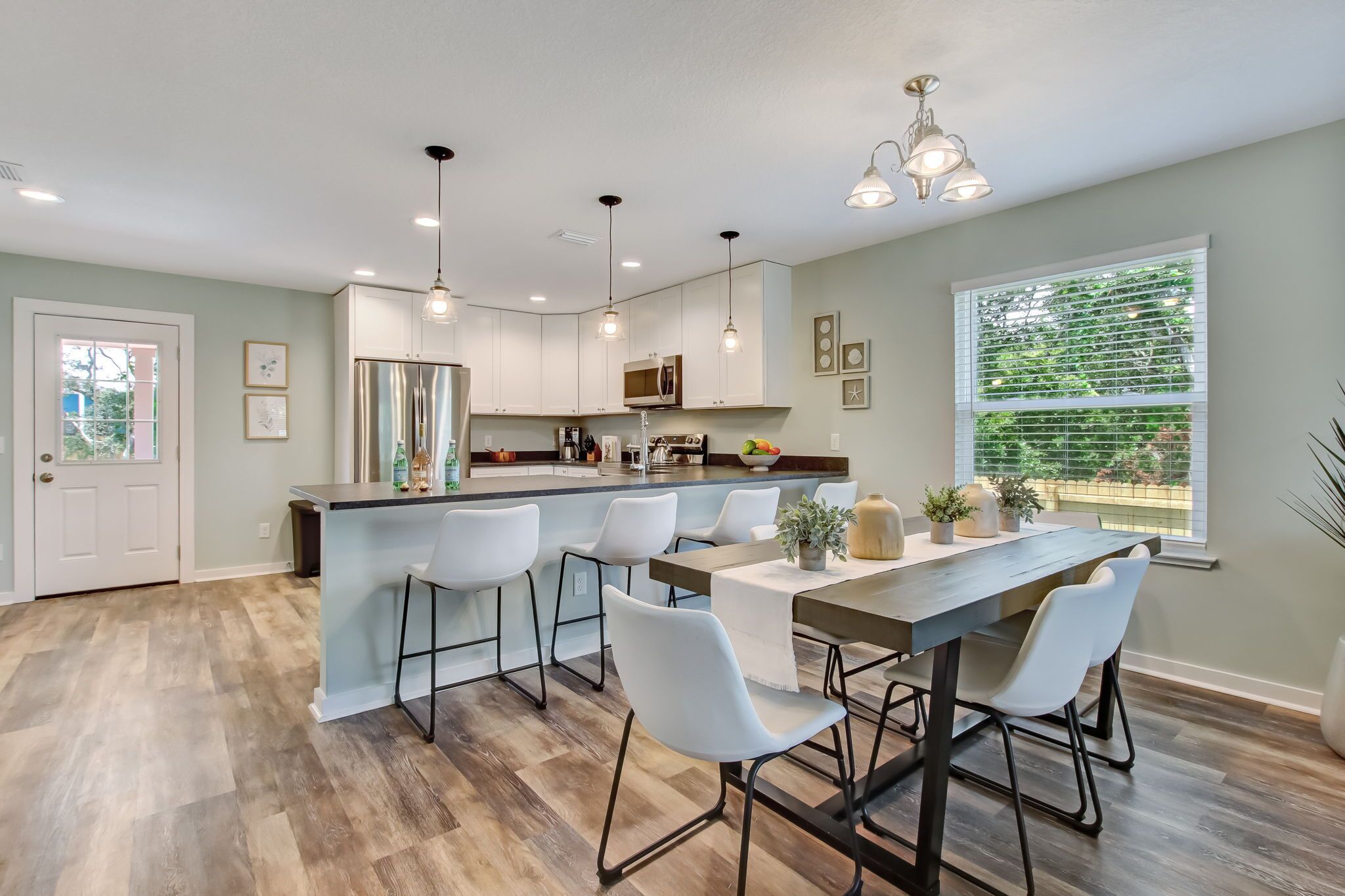 Køleskab, mikrobølgeovn, ovn, kogeplade