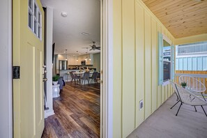 Outdoor dining - Seascape - Yellow🌼PRIVATE POOL✔️3-MIN WALK to BCH✔️ (Butler Beach)