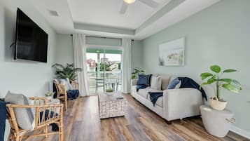 Smart-tv och ett bordtennisbord