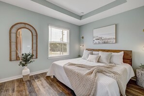 5 bedrooms, desk, iron/ironing board, WiFi