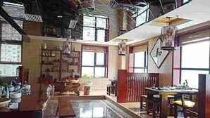 Lobby-lounge