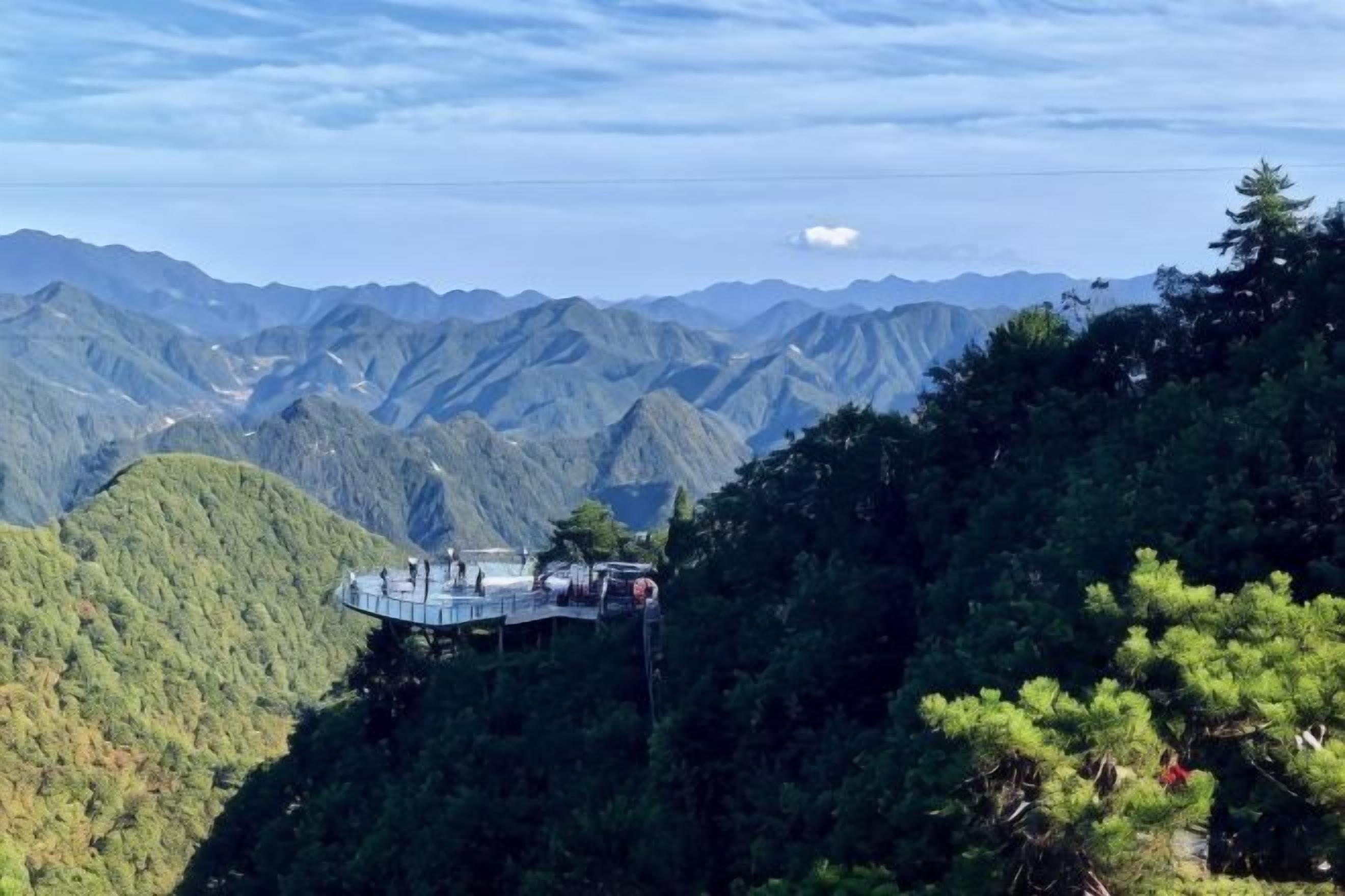Un sistema di funivia in una zona montana con una vista panoramica sui dintorni.