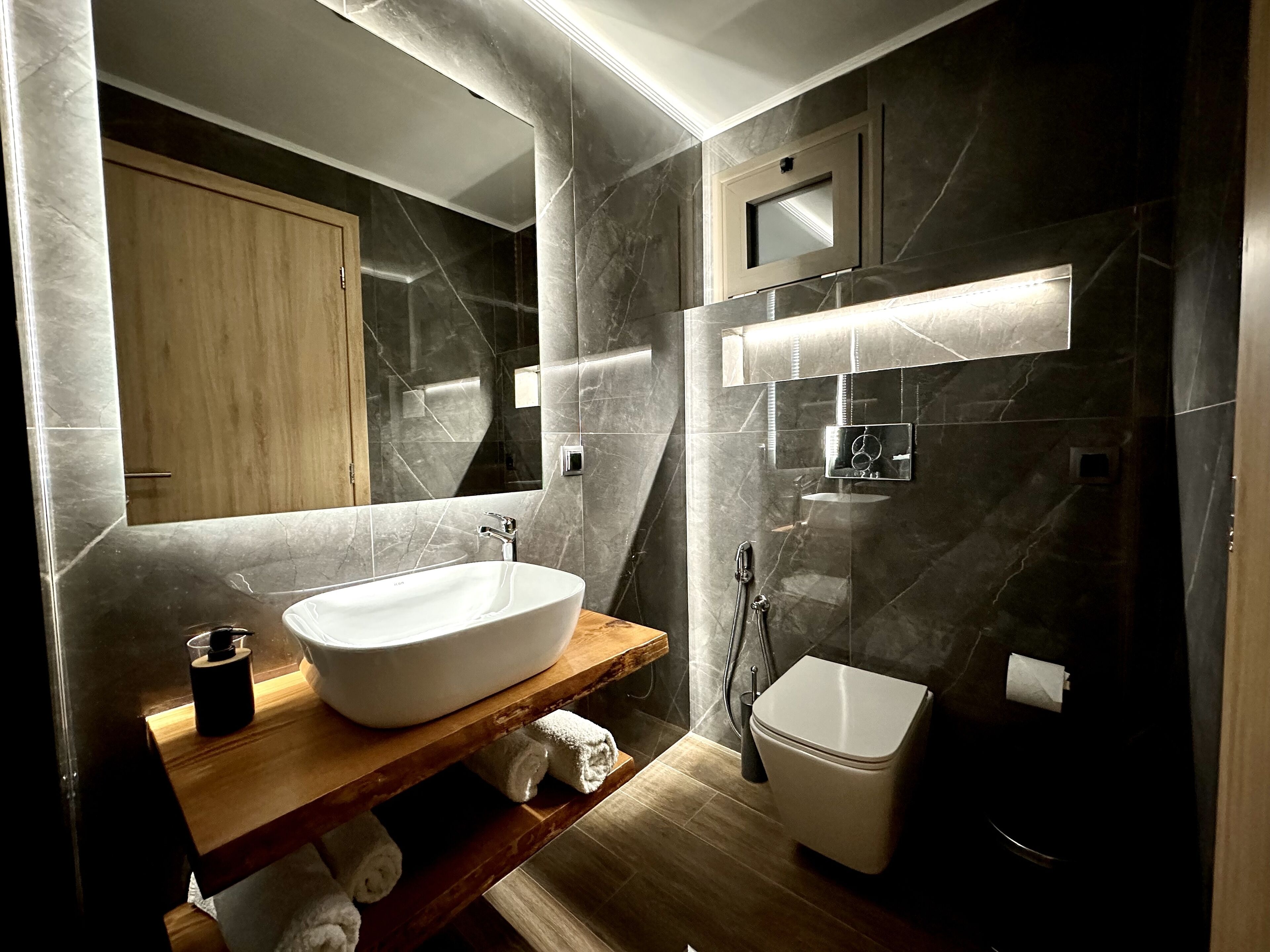 Een douche, een haardroger, handdoeken, shampoo