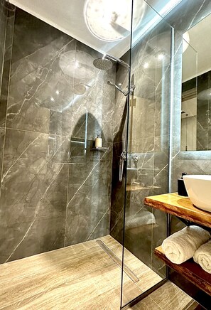 Dusche, Haartrockner, Handtücher, Shampoo