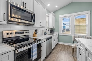 ثلاجة، ميكروويف، فرن، موقد طهي مسطح