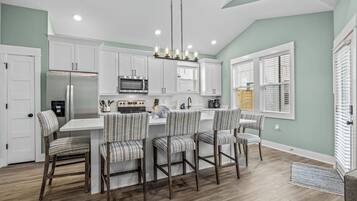 Een koelkast, een magnetron, een oven, een kookplaat