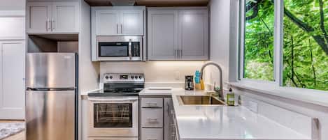 Réfrigérateur, four à micro-ondes, un four, surface de cuisson