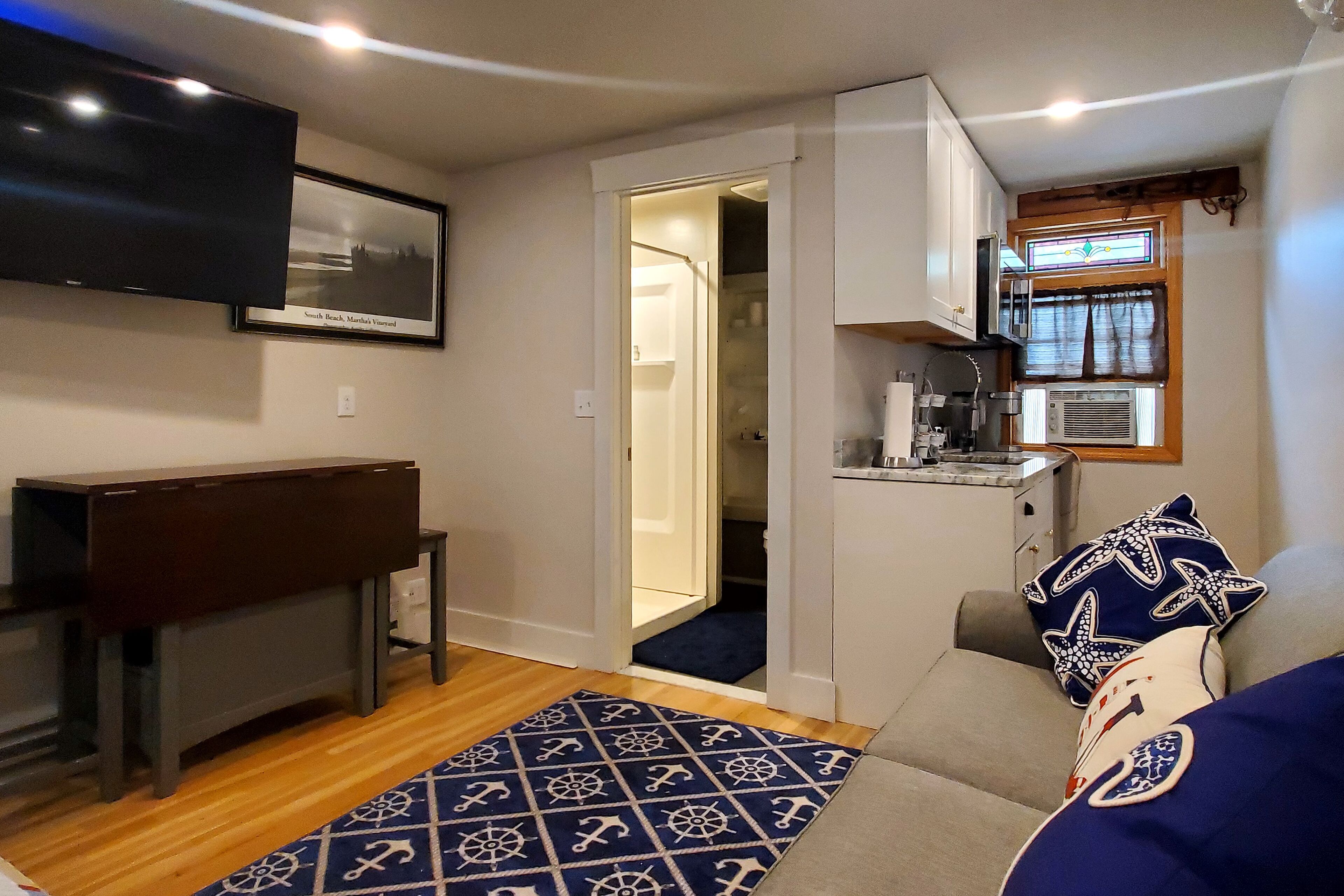 Cozy studio with free WiFi, private deck & kitchenette - walk to downtown