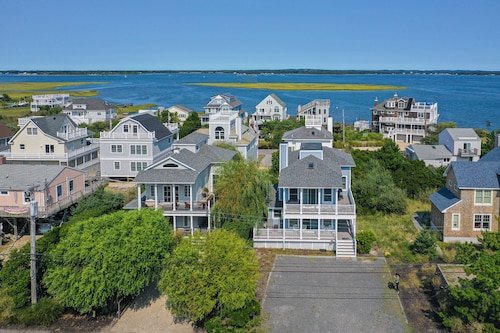 Oceanview home with a washer/dryer, spacious deck, central AC, fireplace