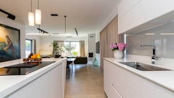 Frigorífico, horno, placa de cocina y lavavajillas