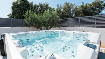 Bañera de hidromasaje al aire libre