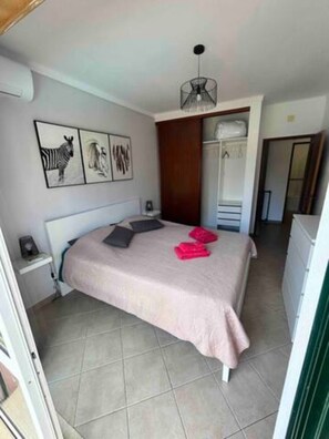 2 bedrooms, iron/ironing board, travel crib, WiFi - Duplex apartment with pool view and terrace (Portimão)