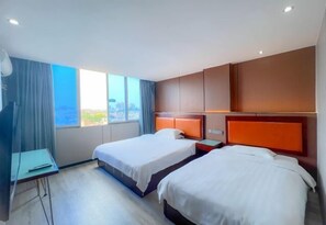 A hotel room with two beds, a desk, and a large window offering a city view. - Feiyang 88 Hotel (Guangzhou Panyu Plaza) (Guangzhou)