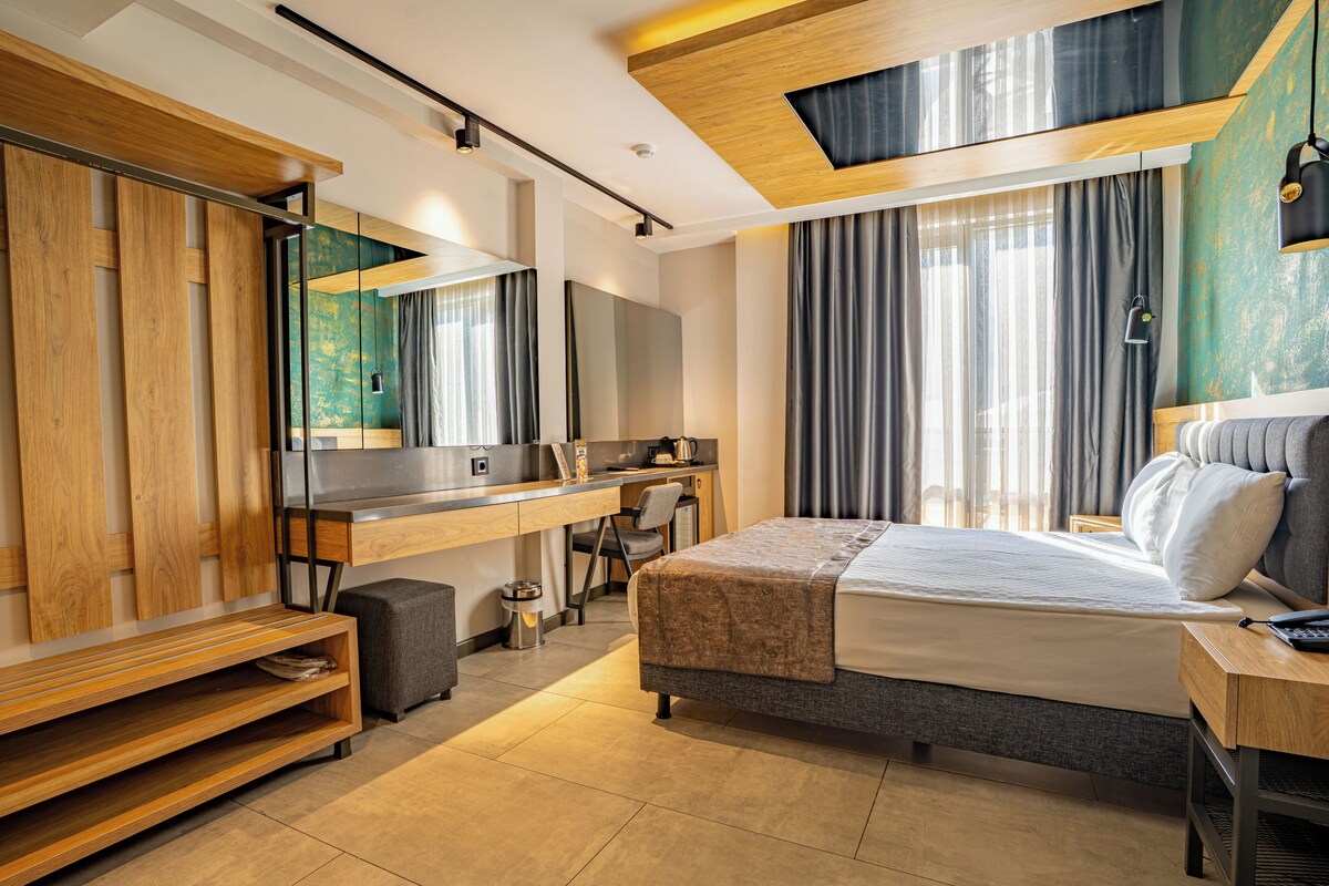 Habitación superior con 1 cama doble o 2 individuales | Minibar, caja fuerte, cortinas opacas y sistema de insonorización
