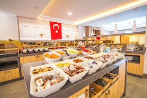 Un buffet proposant une variété de plats et arborant un drapeau turc.